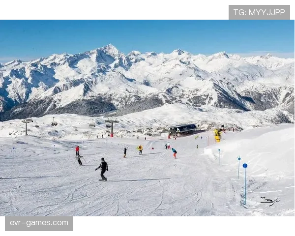 阿尔卑斯山脉迎来滑雪热潮，冬季运动精彩纷呈引关注