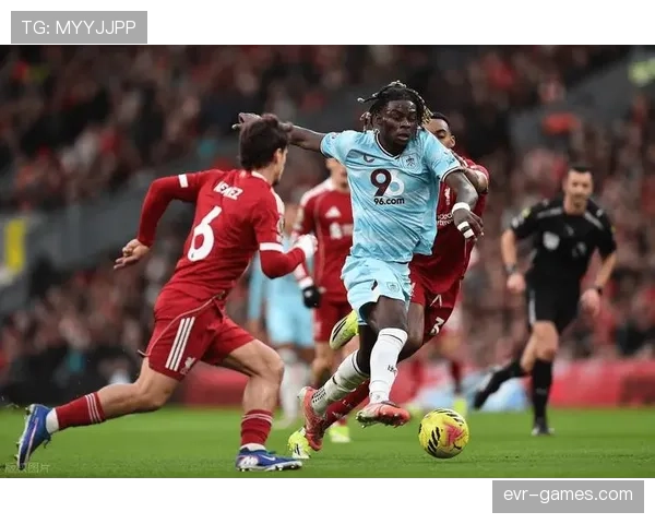 英超赛场风波再起：争议判罚引球迷热议，联赛公信力受质疑